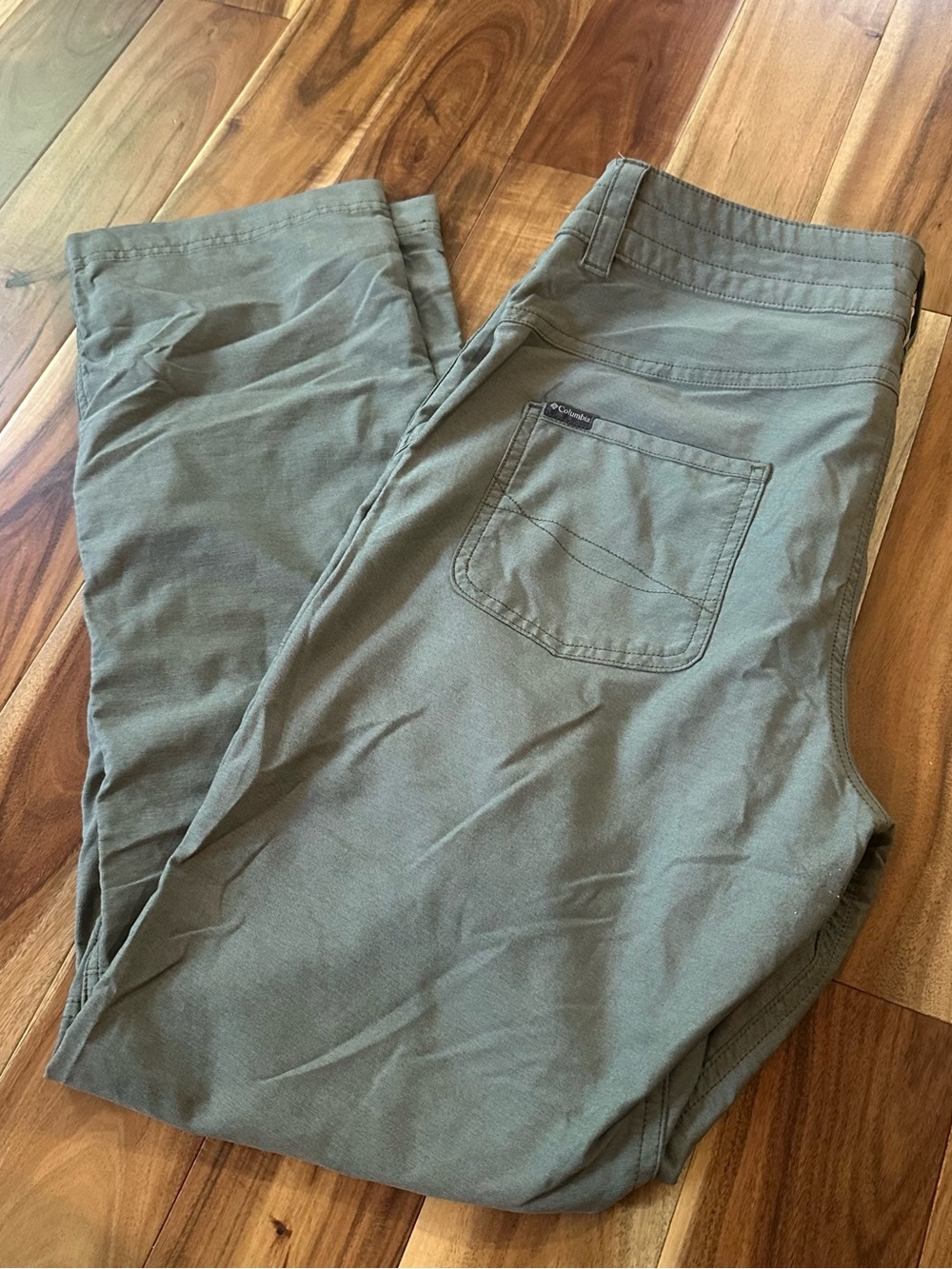Columbia Women’s Pilsner Peak Pants. Size 12 Regular. Olive khaki color.